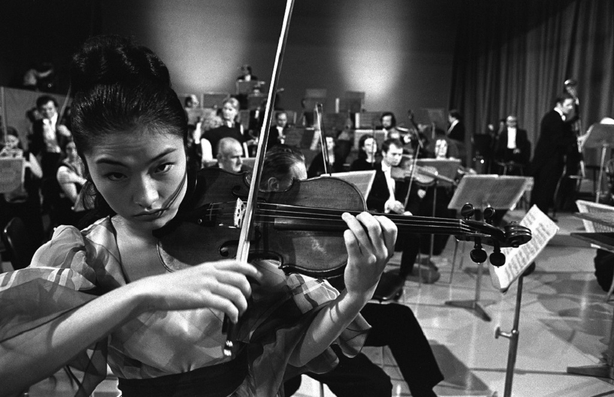 Kyung Wha Chung performs with RTÉ Symphony Orchestra (1972)