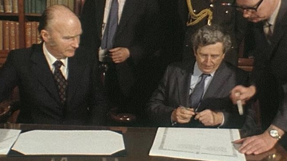 Patrick Hillery and Garret FitzGerald signing papers to dissolve the 22nd Dáil (1982)
