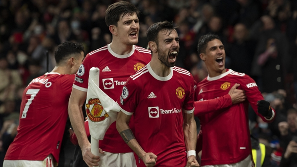Man United players celebrate their late winning goal against West Ham