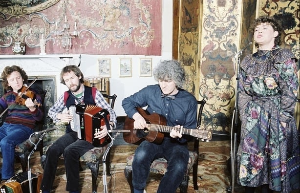 De Dannan and Maura O'Connell at Bantry House, County Cork (1981). Photo by Mary Lee 2325/065