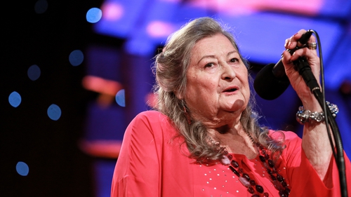 Norma Waterson receiving the Lifetime Achievement award at the BBC Folk Awards in 2016