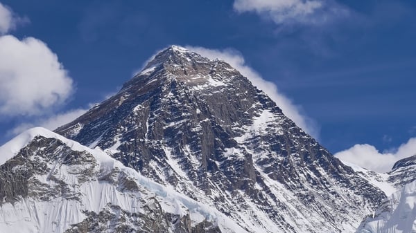 A closeup view of the top of Everest, with South Col, south summit and Hillary Step