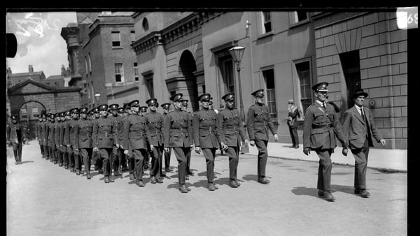 The first contingent of the new Civic Guard marches into Dublin Castle on 17 August 1922, led by Commissioner Michael Staines, to take over from the departing British (Pic: RTÉ Photographic Archive)