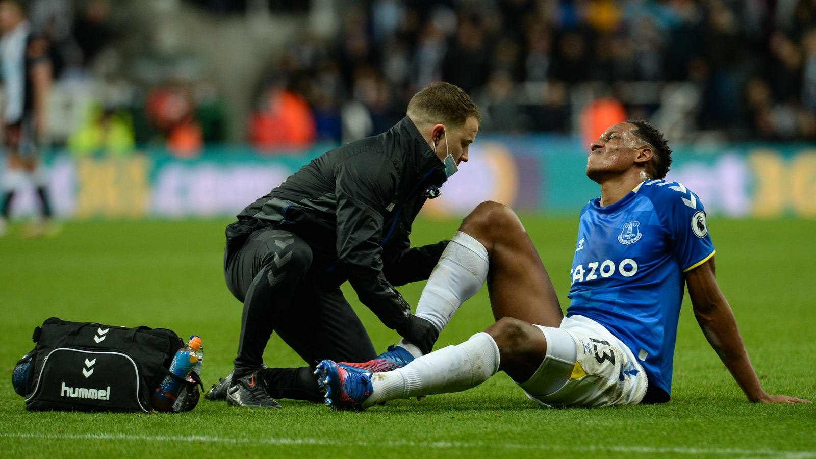 Everton defender Mina out of action for 10 weeks