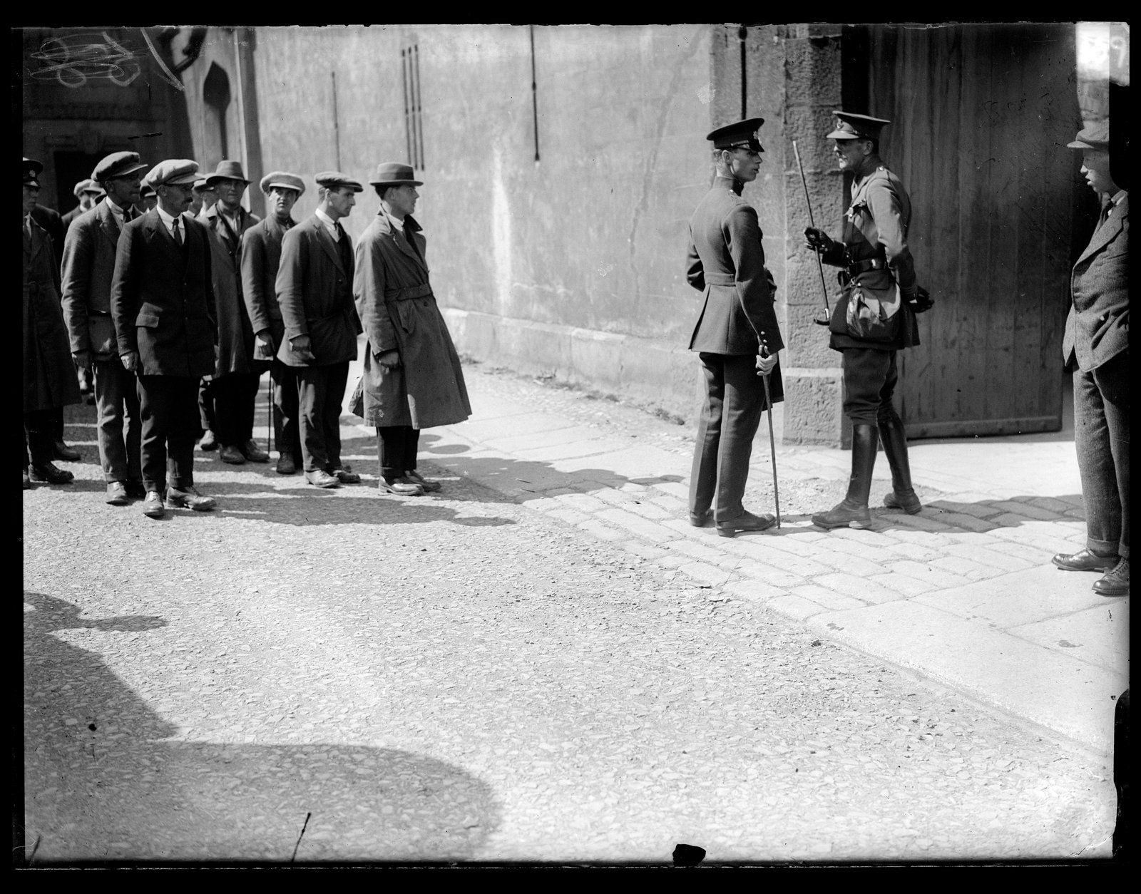 Image - New recruits arrive at Dublin Castle. Image: RTÉ Photographic Archive, Cashman Collection