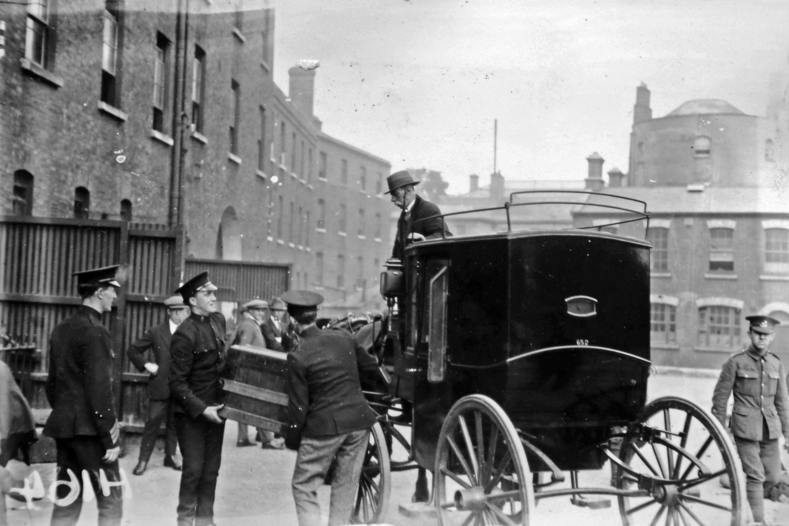 Image - Cab being loaded outside Ship Street Barracks by RIC men. Image: Images: Cashman Collection, RTÉ Archive/Getty Images