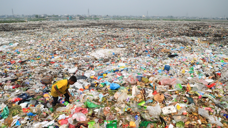 Countries agree 'historic' bid to end plastic pollution