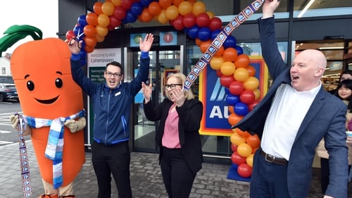 Aldi Group Managing Director Niall O'Connor and Store Manager Colm Foley pictured with Councillor Norma Moriarty cutting the tape to open Aldi's 150th Irish store in Caherciveen, Co Kerry