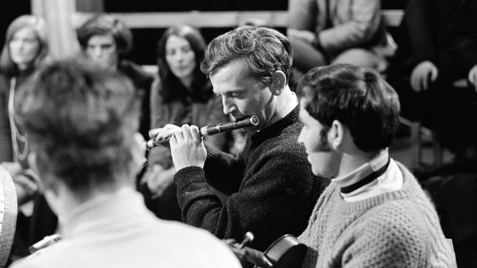 Death announced of musician Séamus Mac Mathúna