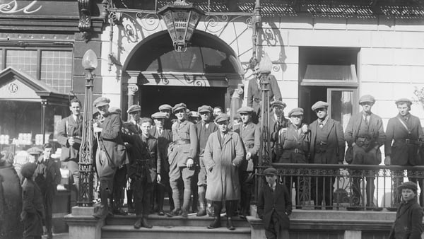 Members of the Republican army at the entrance to the hotel in Limerick where they were quartered in 1922. Image: Bettmann/Getty Images