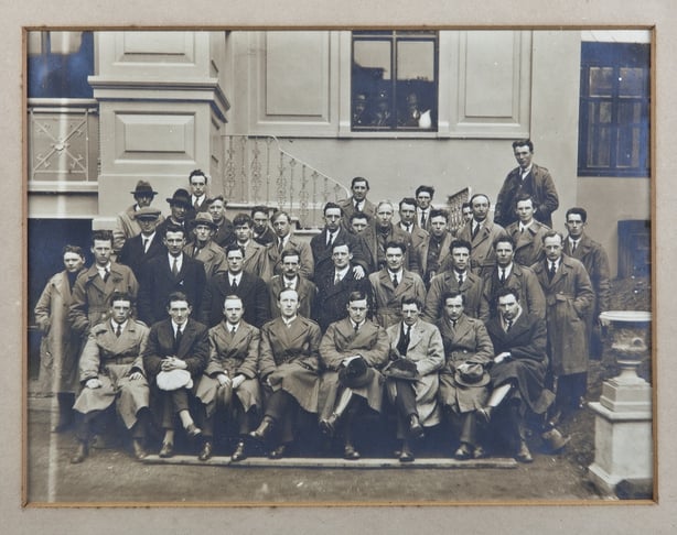 A group photo in sepia of the attendees of the IRA convention
