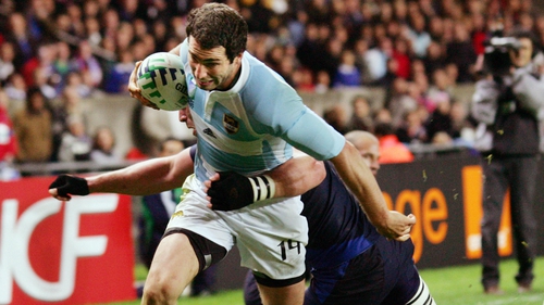 Federico Aramburu scores a try against France at the 2007 World Cup