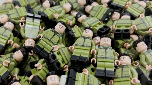 Guerre en Ukraine. Un Volodymyr Zelensky en « Lego » permet de récolter  plus de 145 000 dollars
