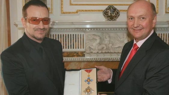 Bono with British Ambassador to Ireland David Reddaway (2007)