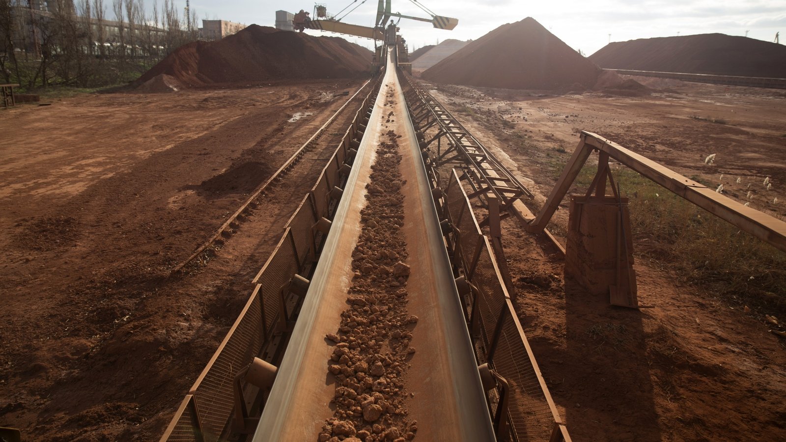 Rusal's Guinea bauxite exports grind to a halt amid war