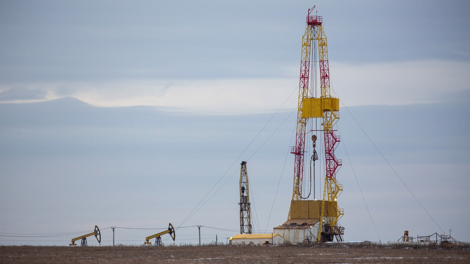 Oil rises on Russian oil production constraints