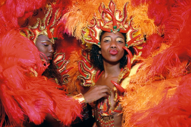 Um integrante de uma das muitas escolas de samba dá os retoques finais em sua fantasia no início do desfile de carnaval carioca.