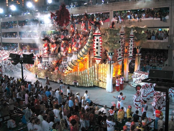 Carros alegóricos no Carnaval de 2003