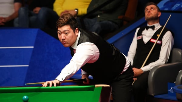 Yan Bingtao (L) and Mark Selby's 22nd frame lasted almost an hour and a half