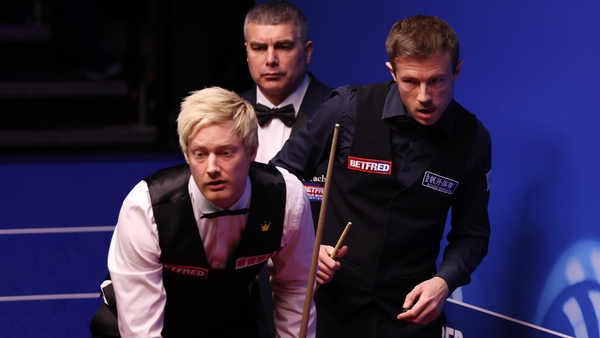 Jack Lisowski peers over the shoulder of Neil Robertson at the Crucible