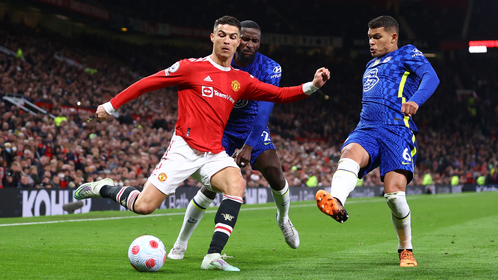 Cristiano Ronaldo salva, e United busca empate com Chelsea no