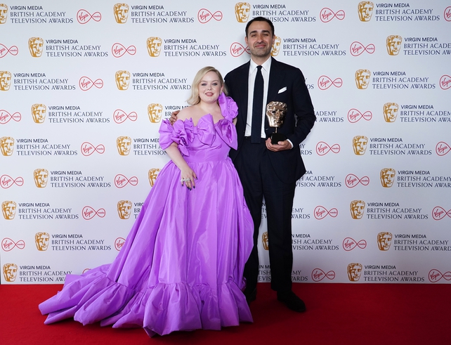 Nicola Coughlan le otorgó a Jimmy Demetriou un premio BAFTA TV al Mejor Hombre en una Película de Comedia por su papel en Stat Lets Flats en Channel 4.