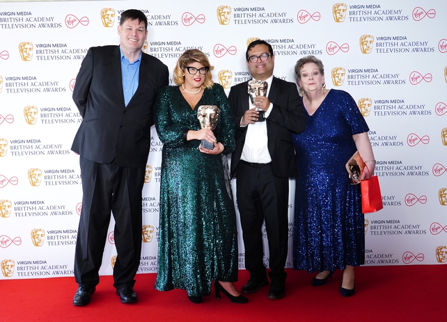 The Chase tiene TV BAFTA para el programa diurno con los Chasers Mark Labbett, Jenny Ryan, Paul Sinhaat y Anne Hegerty presentes para recibir su premio.