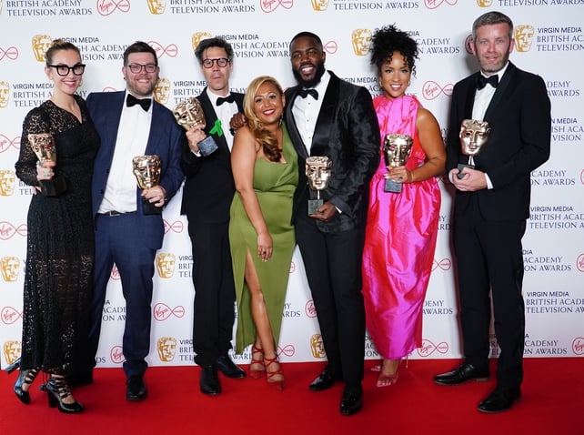 Ganadores del programa de comedia BAFTA TV Mo Gilligan (centro) y elenco en The Last Show