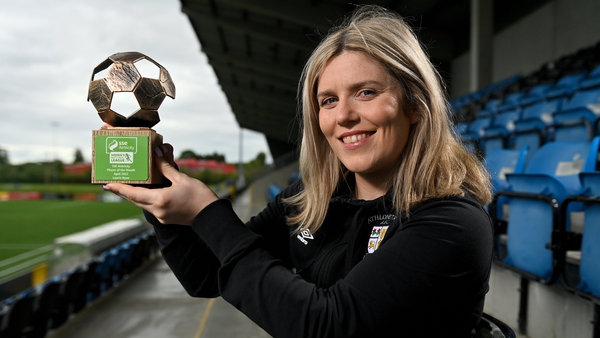 Laurie Ryan with her SSE Airtricity Women's National League Player of the Month Award for April