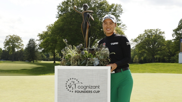 Minjee Lee poses with the trophy
