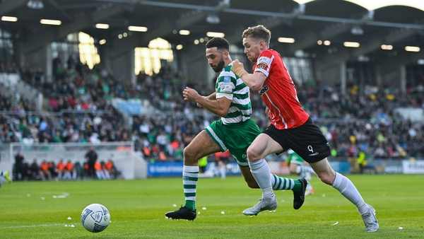 Roberto Lopes of Shamrock Rovers up against Jamie McGonigle during the Tallaght Stadium clash