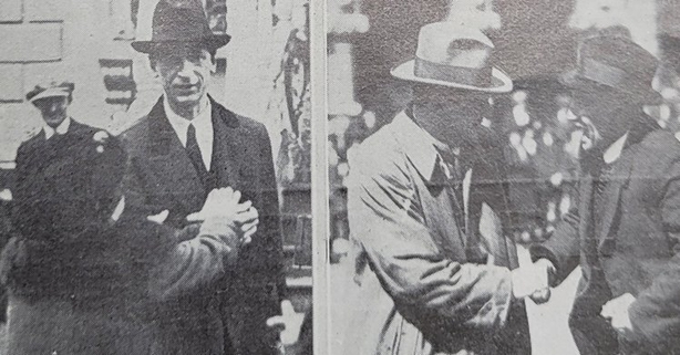 Ard fheis in Assembly – Éamon de Valera and Michael Collins greeted by admirers as they enter the Mansion House Photo: Irish Life, 3 June 1922