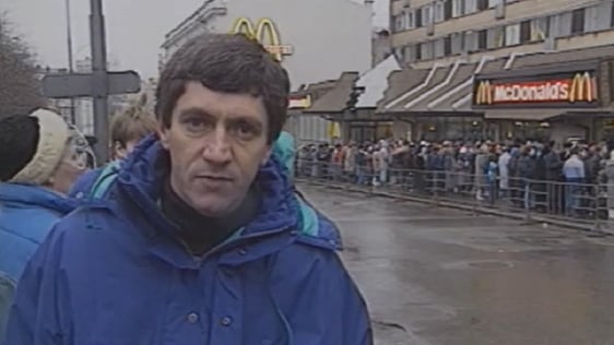 Charlie Bird reports from outside McDonald's in Moscow (1990)