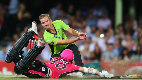 Nathan Hauritz (green) in action for the Sydney Thunder in January 2015
