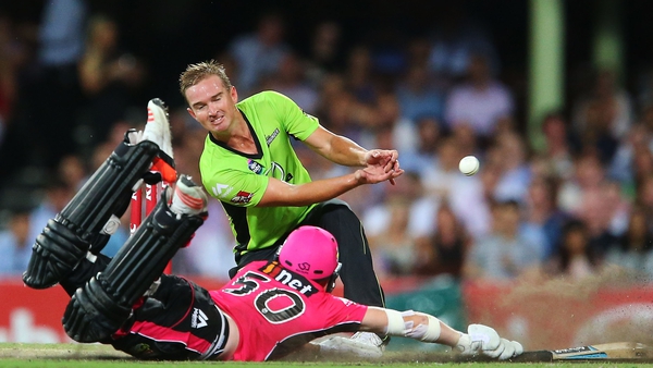 Nathan Hauritz (green) in action for the Sydney Thunder in January 2015