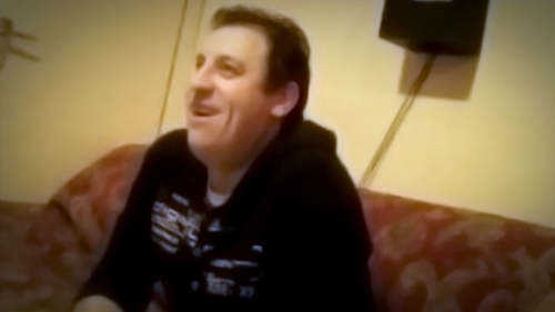 Tháinig na Gardaí agus na seirbhísí éigeandála ar Joe Brosnan ag bloc árasán Chúirt na Mainistreach i lár an bhaile go gairid tar éis 7pm ar an Domhnach.