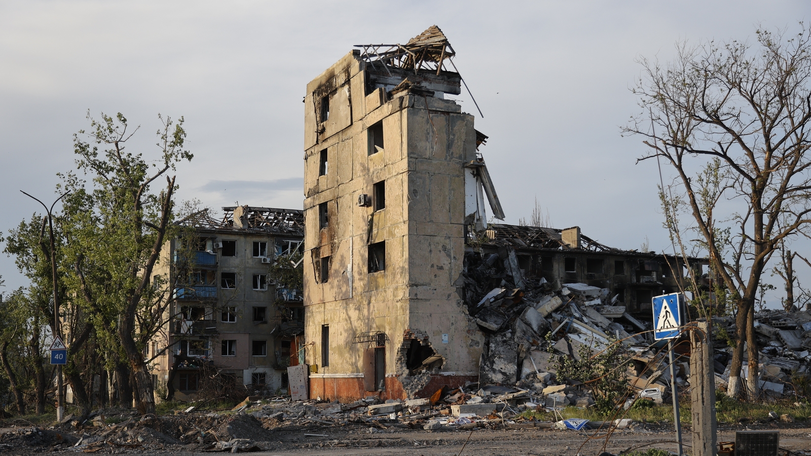 Disease fear as Mariupol in 'total humanitarian crisis'