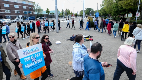 Medical scientists on strike outside St James's Hospital in Dublin this morning (Pic: RollingNews)