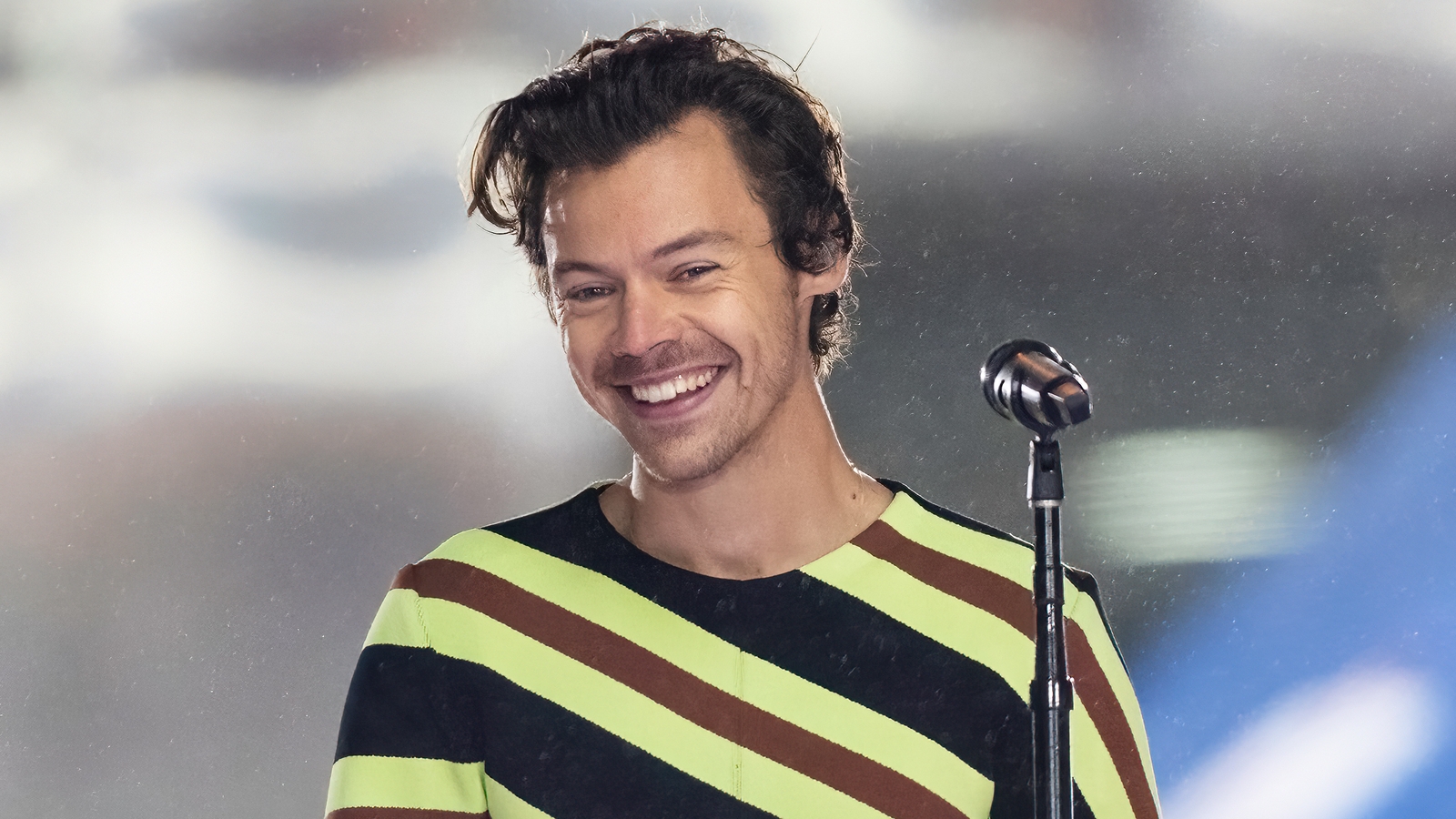 Harry Styles lights up London stage with one-off show