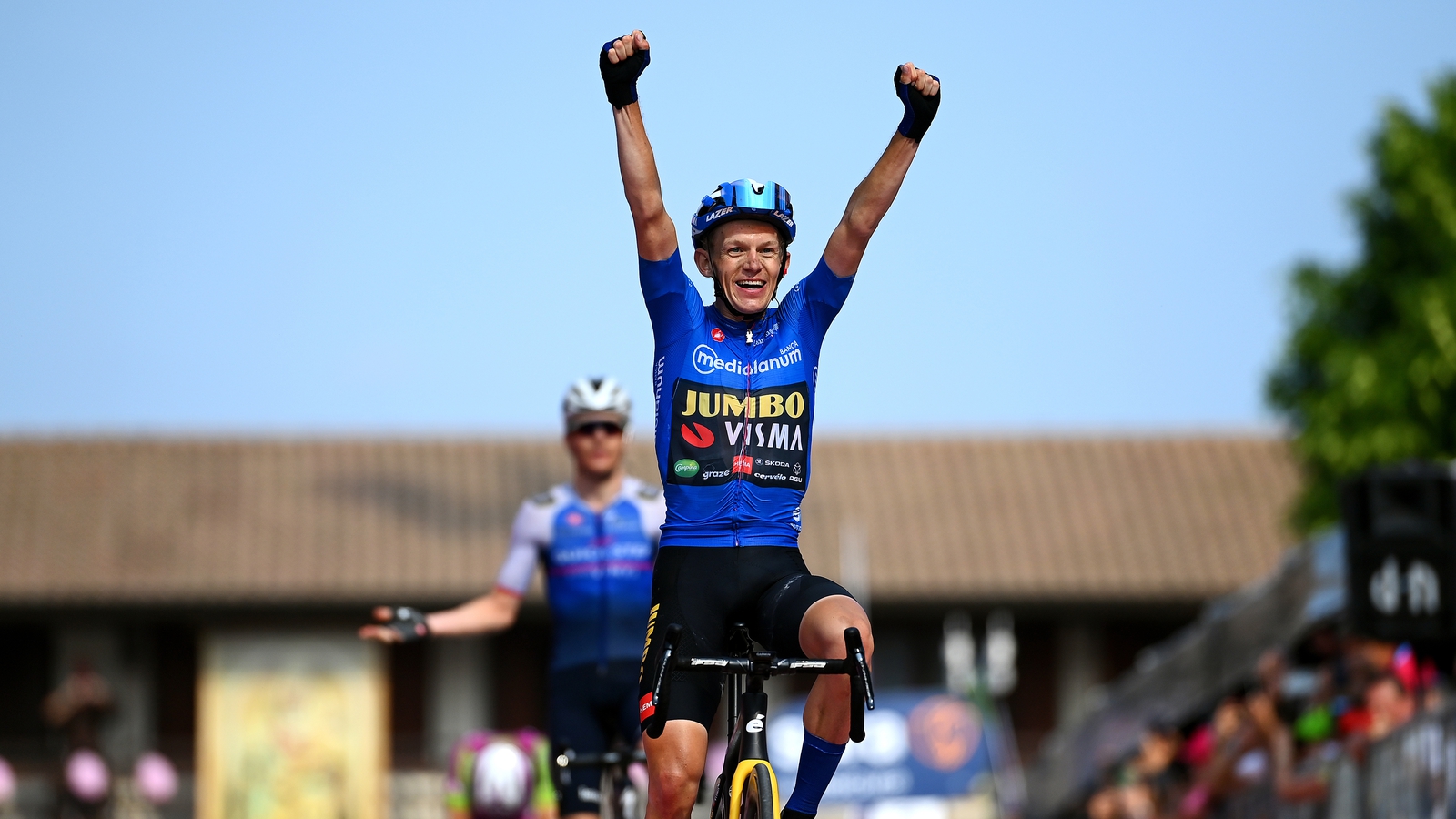 Bouwman wins Giro stage 19 after bizarre finale