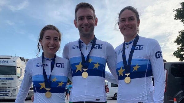 Katie-George Dunlevy (R), Linda Kelly (L) and Ronan Grimes with their Paracycling European Championship gold medals