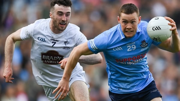 Con O'Callaghan gives Kevin Flynn the slip