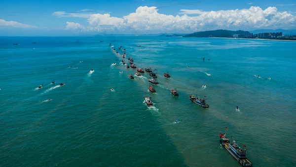 Fishing boats setting sail in Shanwei