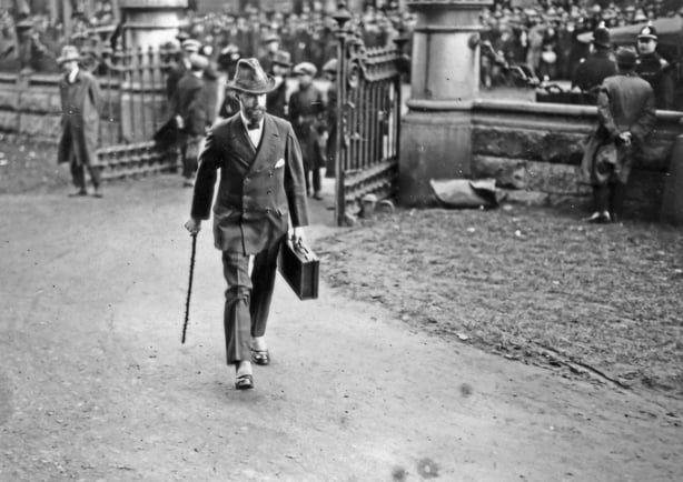 Darrell Figgis T.D. arriving for the treaty ratification meeting, Dail Eirann 01/01/1922 Circa 1922. (Part of the Independent Newspapers Ireland/NLI collection.) . (Photo by Independent News And Media/Getty Images)