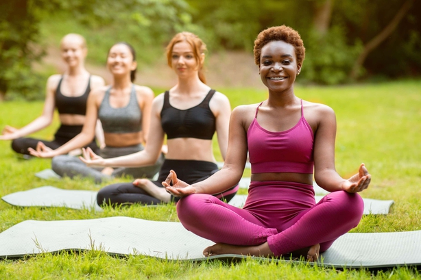 Kvinder laver yoga i parken