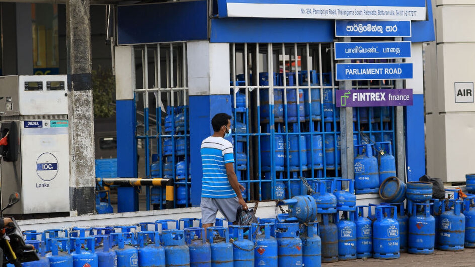 Cashstrapped Sri Lanka announces weekly fuel quotas
