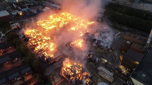 8,000 tonnes of compressed cardboard caught fire (Credit: West Midlands Fire Service)