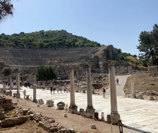 Οι επισκέπτες μπορούν να κάνουν βόλτα στα πέτρινα καθίσματα του αρχαίου αμφιθεάτρου στην Έφεσο (Einfox / PA)