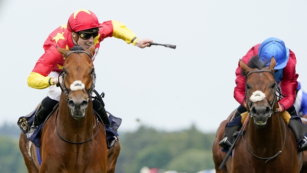 Shane Crosse (l) celebrates as he crosses the line