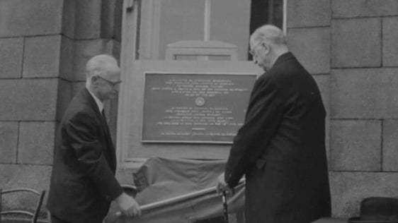 Éamon Martin and President Éamon de Valera unveil plaque to Countess Markievicz (1967)